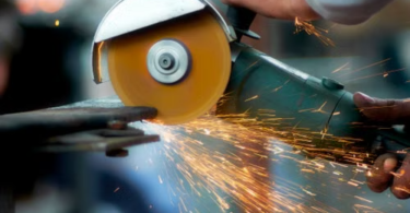 Diamantový kotouč představuje důležitou součást úhlové brusky při řezání tvrdých materiálů.