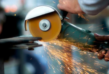 Diamantový kotouč představuje důležitou součást úhlové brusky při řezání tvrdých materiálů.