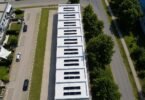 Společná střecha bytového domu může nabídnout prostor pro instalaci fotovoltaických panelů.