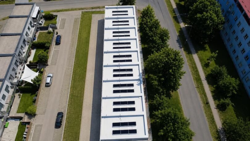 Společná střecha bytového domu může nabídnout prostor pro instalaci fotovoltaických panelů.