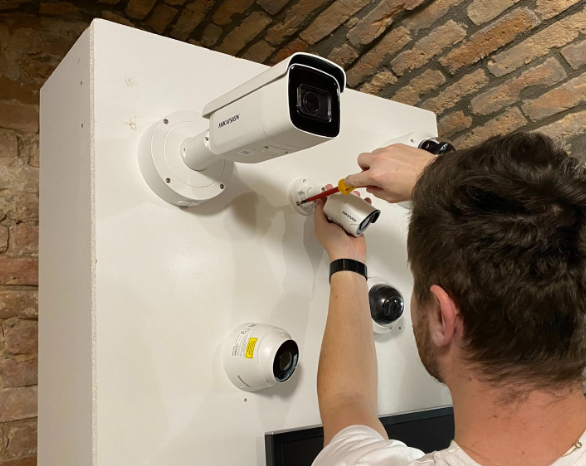 Kamerový dohled doplňuje alarm o obrazovou kontrolu a pomáhá ověřit situaci v místech, jako je garáž, příjezd nebo okolí domu.